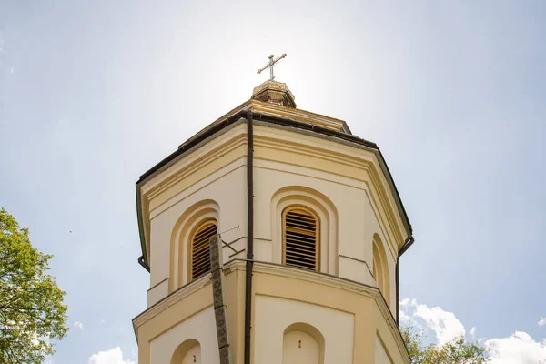 Gökyüzü arka planda kilise çan kulesi, güneşin arka planda.