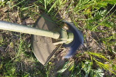 Yakın çekimde elektrikli biçme çimlerinin ve fırtınaların kabuğunu görebilirsiniz..