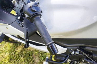 Çim arka planda bir motosiklet yakın çekim önce.