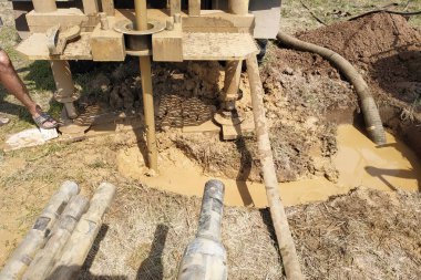 Su üzerinde bir delik delme işlemi, yakın çekim, kirli su bir sürü, kil ile su.