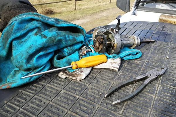 El mecánico del automóvil realiza la reparación del distribuidor de la inflamación del viejo coche de la marca VAZ . —  Fotos de Stock