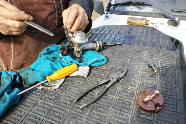 Araba tamircisi eski Vaz marka araba iltihabı distribütörü onarım ı yapar. — Stok fotoğraf