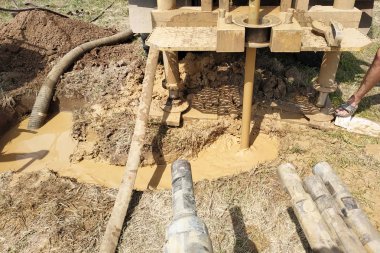 Su üzerinde bir delik delme işlemi, yakın çekim, kirli su bir sürü, kil ile su.