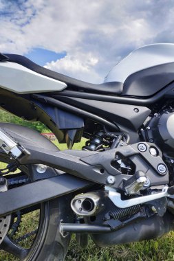 Motosiklet çim arka planda yakın.