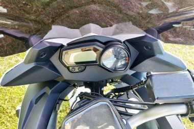 Çim arka planda bir motosiklet yakın çekim önce.