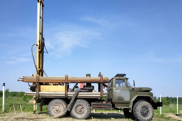 At the time there is a large car that drills a well to the water. — Stock Photo, Image