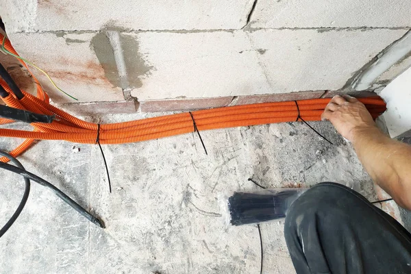 Průvodce provede pokládání elektrických kabelů na elektrický štít. — Stock fotografie