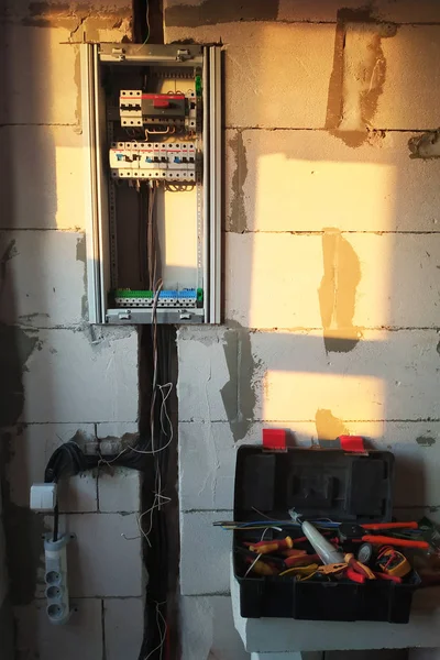 Evin duvarında dahili temel kalkan.