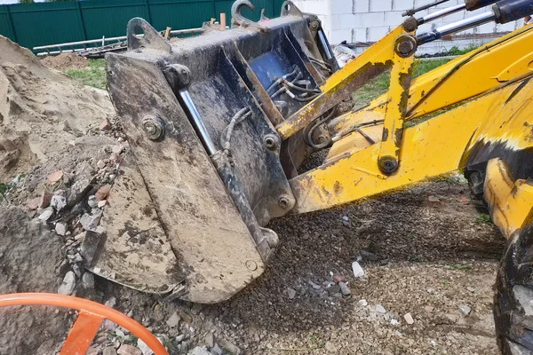 Sebuah buldoser membuang puing-puing di lokasi konstruksi wilayah pribadi . — Stok Foto