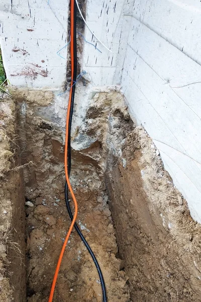 İş adamı, elektrik kablosunu hendek içinde kalkanı.