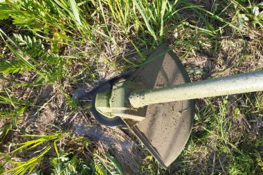 Yakın çekimde elektrikli biçme çimlerinin ve fırtınaların kabuğunu görebilirsiniz..