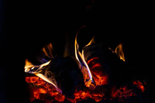 Ateş yanar ve sobadaki odun aktif olarak yanar.. — Stok fotoğraf