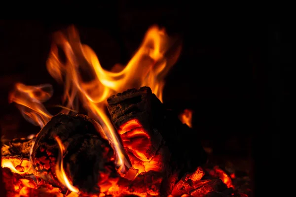O fogo é vermelho em um forno fechado no fundo preto . — Fotografia de Stock