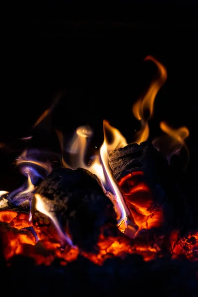 O fogo queima e a lenha no fogão queima ativamente . — Fotografia de Stock