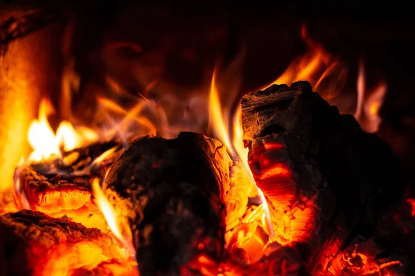 The firewood burns in the furnace, the fire is brightly red. — Stock Photo, Image