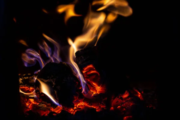 Огонь красный в закрытой печи на черном фоне . — стоковое фото