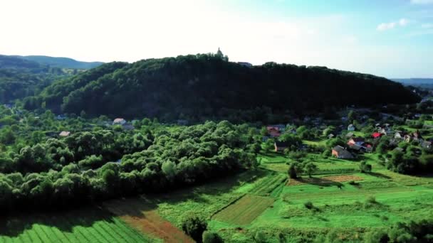 道路と川2020と山岳地帯のホシフのウクライナの村の素晴らしい風景 — ストック動画