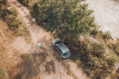 En güzel Karpat dağları ve geniş alan dan nehir manzarası üzerinde köy ve köprü.