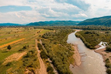 Yukarıdan güzel manzara kırsal nehir ve alan gösterir.