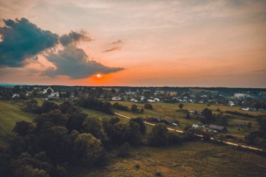 Batı Karpatlarının alçak dağlarında kırsal peyzaj, görünür dağ nehri ve tarlalar.