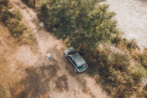 En güzel Karpat dağları ve geniş alan dan nehir manzarası üzerinde köy ve köprü.