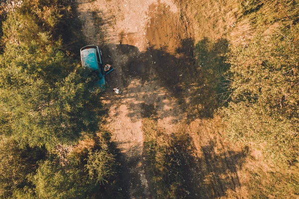 Vesnice a most přes výhled na řeku od nejkrásnějších Karpat a rozlehlého pole. — Stock fotografie