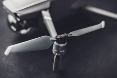 Trostyanets, Ukrayna - 1 Ağustos 2019: Siyah arka planda Dji Mavic 2 Pro'nun closeup'ı, Dji Mavic 2 Pro - Hasselblad kamera ve izleme sensörleri ile.