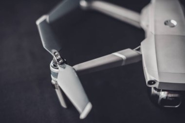 Trostyanets, Ukrayna - 1 Ağustos 2019: Siyah arka planda Dji Mavic 2 Pro'nun closeup'ı, Dji Mavic 2 Pro - Hasselblad kamera ve izleme sensörleri ile.
