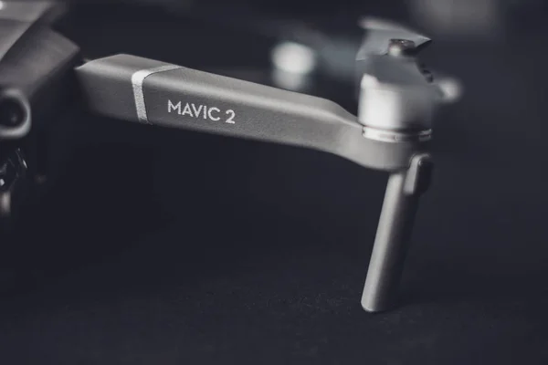 特罗斯蒂亚涅茨，乌克兰 - 2019年8月1日：Dji Mavic 2 Pro的特写镜头，在黑色背景上，Dji Mavic 2 Pro 是市场上最便携的无人机之一，配有哈苏布拉相机. — 图库照片