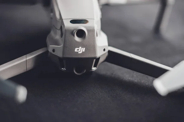 Trostyanets, Ucrania - 1 de agosto de 2019: Primer plano de DJI Mavic 2 Pro, sobre un fondo negro, DJI Mavic 2 Pro es uno de los drones más portátiles del mercado, con una cámara Hasselblad . —  Fotos de Stock