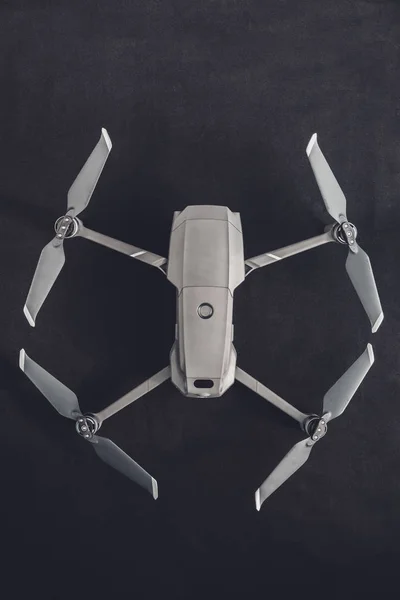 Drone Dji Mavic 2 Pro: Trostyanets, Ukrayna - 1 Ağustos 2019. Siyah arka plan üzerinde izole kamera ile Quadcopter drone. — Stok fotoğraf