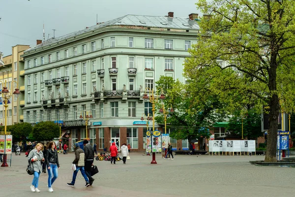 Ivano-Frankivsk, Ukrayna - 23 Nisan 2017: Güzel bir bahar gününde, temiz ve güzel bir yerde Ivano-Frankivsk.