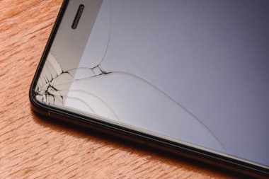 İşaret parmağı olan çocuk işareti sessizce gösteriyor..