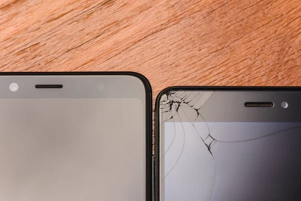 Smartphone-Glas zerbrochen und Smartphone-Glas auf Holztisch zerbrochen. — Stockfoto