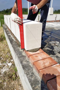 Kırmızı tuğla ve gaz silikat blokları ücretsiz bir plan ile yeni bir binada inşaat başlangıcı.