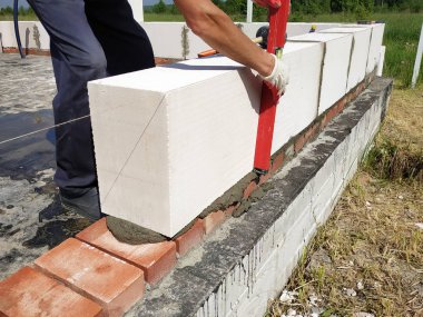 Kırmızı tuğla ve gaz silikat blokları ücretsiz bir plan ile yeni bir binada inşaat başlangıcı.