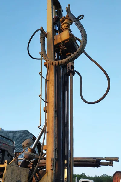 A drill tower on the water in the background of the sky in the countryside. — Stock Photo, Image