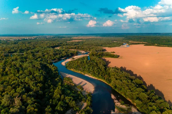 Літній сільський пейзаж, вид з повітря, ліс і річка з польоту безпілотника . — стокове фото