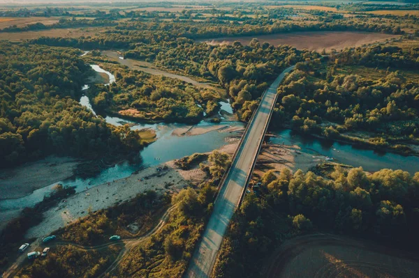 Paisaje rural de verano, vista aérea, Bosque y río desde el vuelo con drones . —  Fotos de Stock