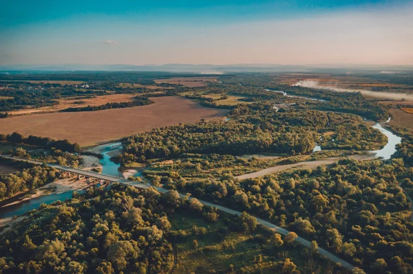Paisaje rural de verano, vista aérea, Bosque y río desde el vuelo con drones . — Foto de Stock