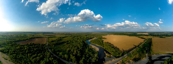 Летний сельский пейзаж, вид с воздуха, Лес и река с беспилотника . — стоковое фото