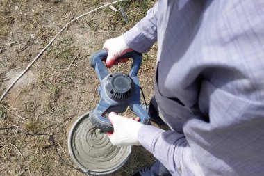 Şantiyede usta gaz bloklarıduvar döşemek için su ile tutkal karıştırır.