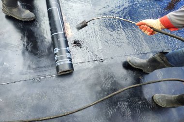 Beton Vakfı iki işçisi inşaat sahasında su yalıtımı, profesyonel kurulum.