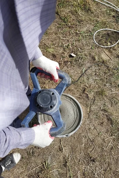 Şantiyede usta gaz bloklarıduvar döşemek için su ile tutkal karıştırır.