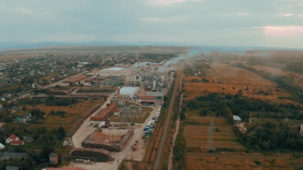 Kırsal Bir Alanda Batı Ukrayna Ahşap Atık Kurulları Üretim Tesisi — Stok video