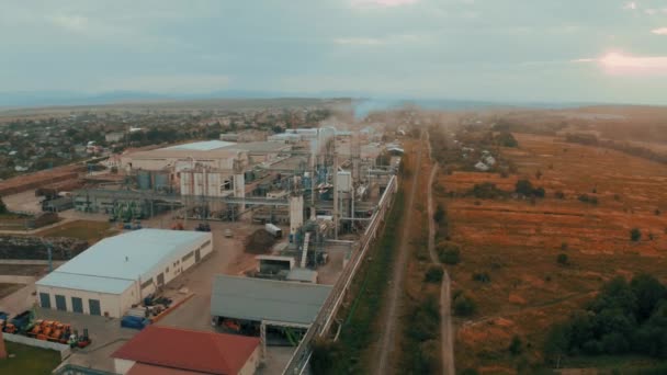 Fabrik zur Herstellung von Holzabfällen in der Westukraine in einem ländlichen Gebiet — Stockvideo