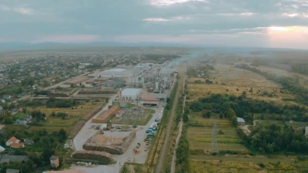 Fábrica de tableros de residuos de madera en el oeste de Ucrania en una zona rural — Vídeos de Stock