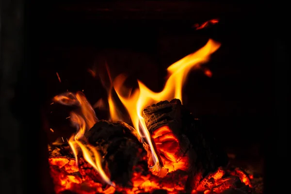 O fogo é vermelho em um forno fechado no fundo preto . — Fotografia de Stock