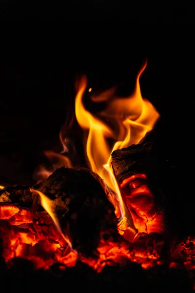 Het vuur brandt en het hout in de kachel brandt actief. — Stockfoto