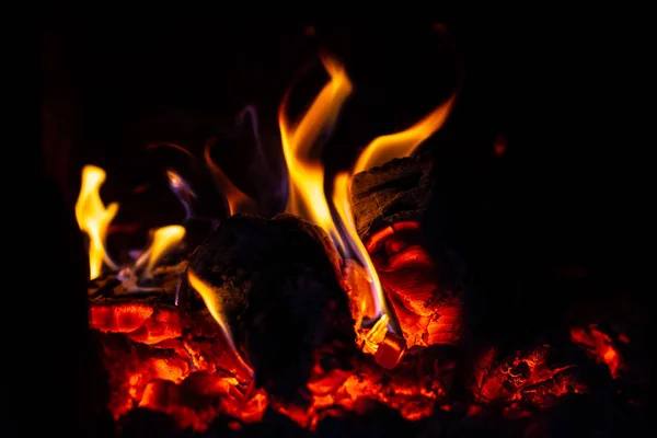 Огонь горит, а дрова в печи активно горят . — стоковое фото